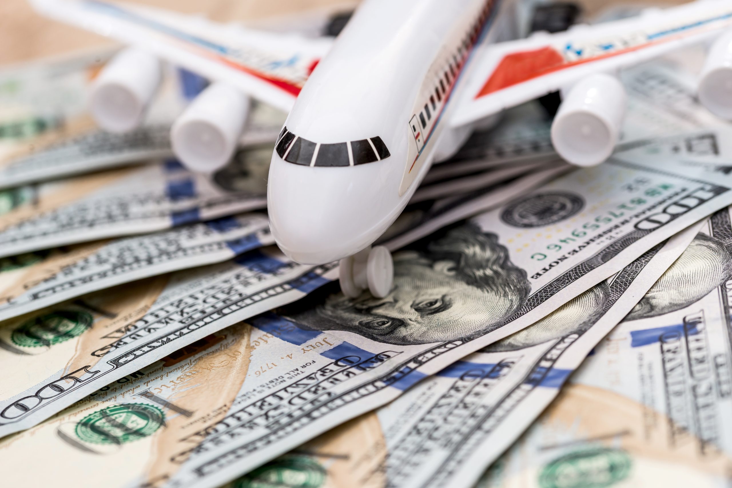 Субсидии на авиабилеты 2024 году. Самолет с деньгами. Субсидии на авиакомпании. Авиация и деньги. Деньги и путешествия.